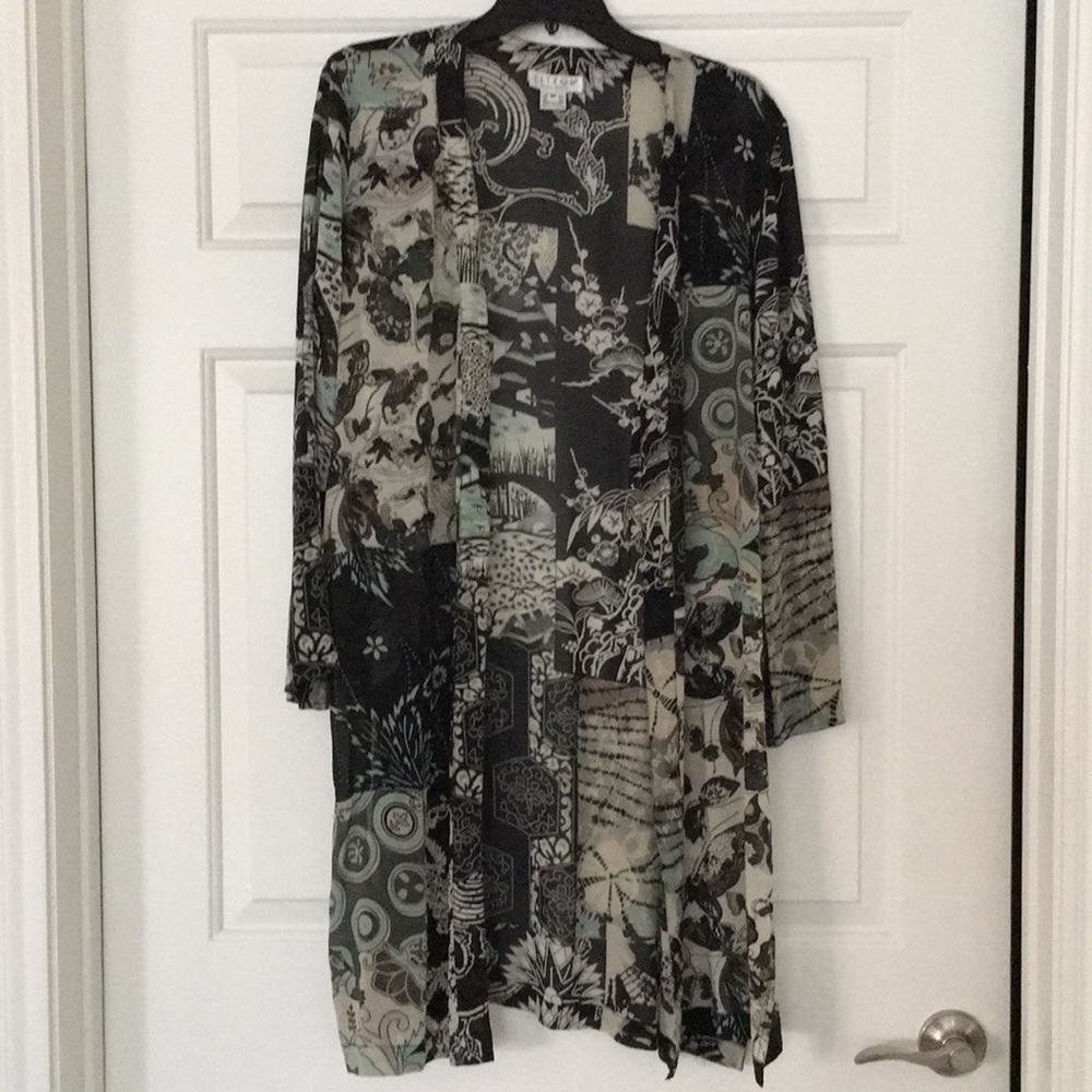 The sleeves are a little long on me. I am 5’4””.